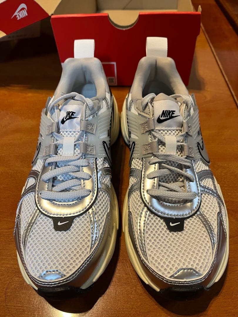 ル*ブ様 NIKE V2K RUN ウィメンズシューズ