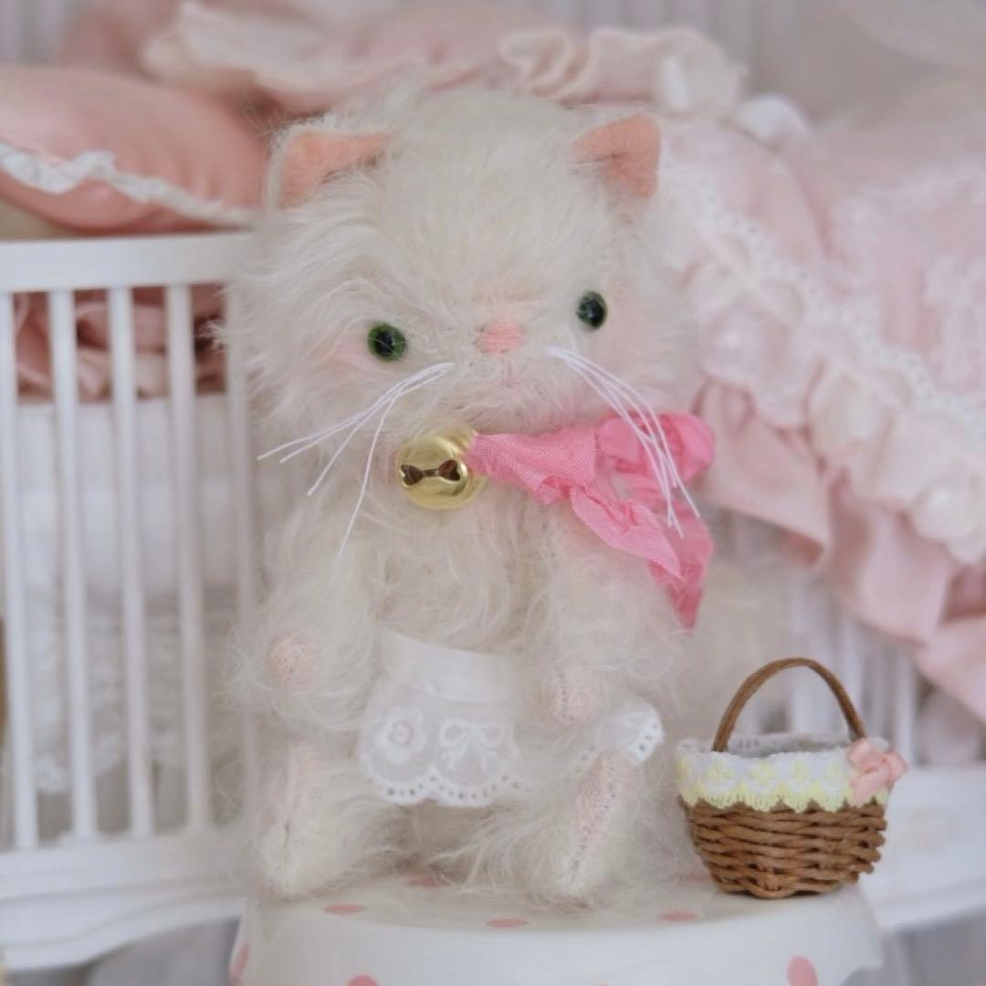鈴リボンの白猫ちゃん ぬいぐるみ ピンク 海外作家様 ハンドメイド 部屋飾り