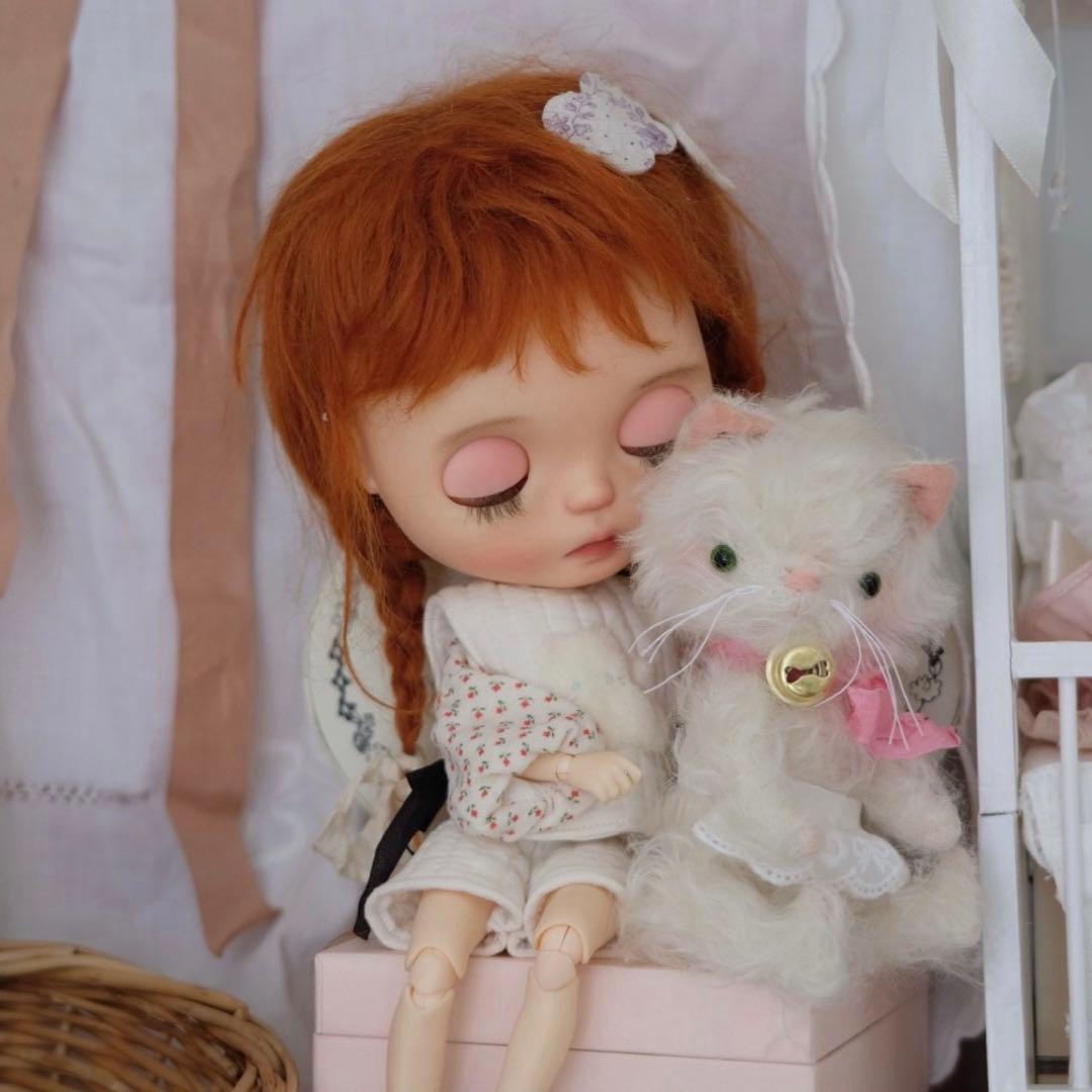 鈴リボンの白猫ちゃん ぬいぐるみ ピンク 海外作家様 ハンドメイド 部屋飾り