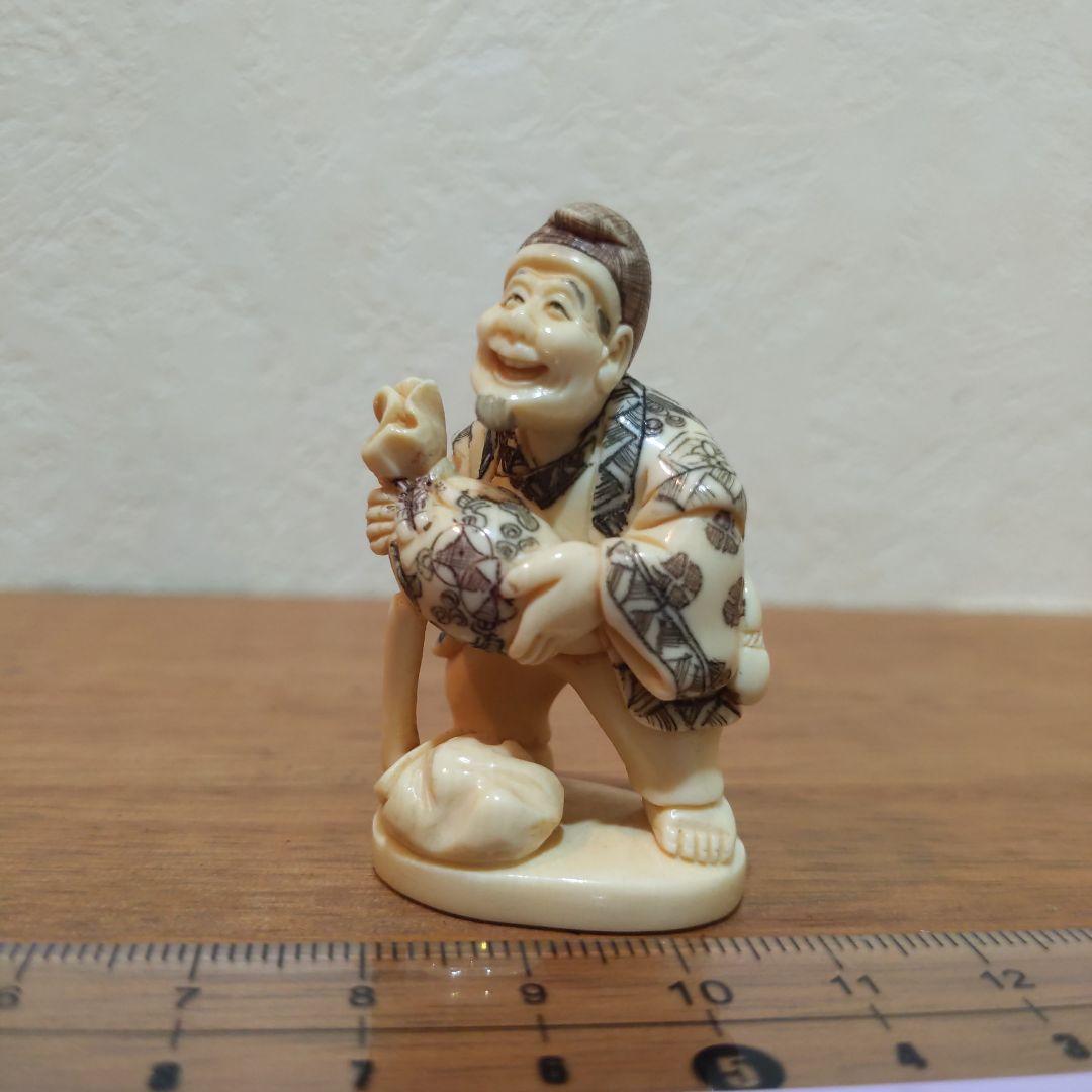 時代提物 人物根付 天然素材 在銘【宝探し】高5cm 重22ｇ縁起物 幸運の兆し