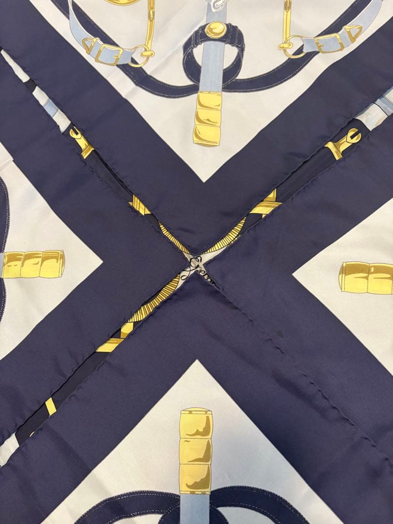 HERMÈS エルメススカーフ カレ90 エプロン・ドール 黄金の拍車