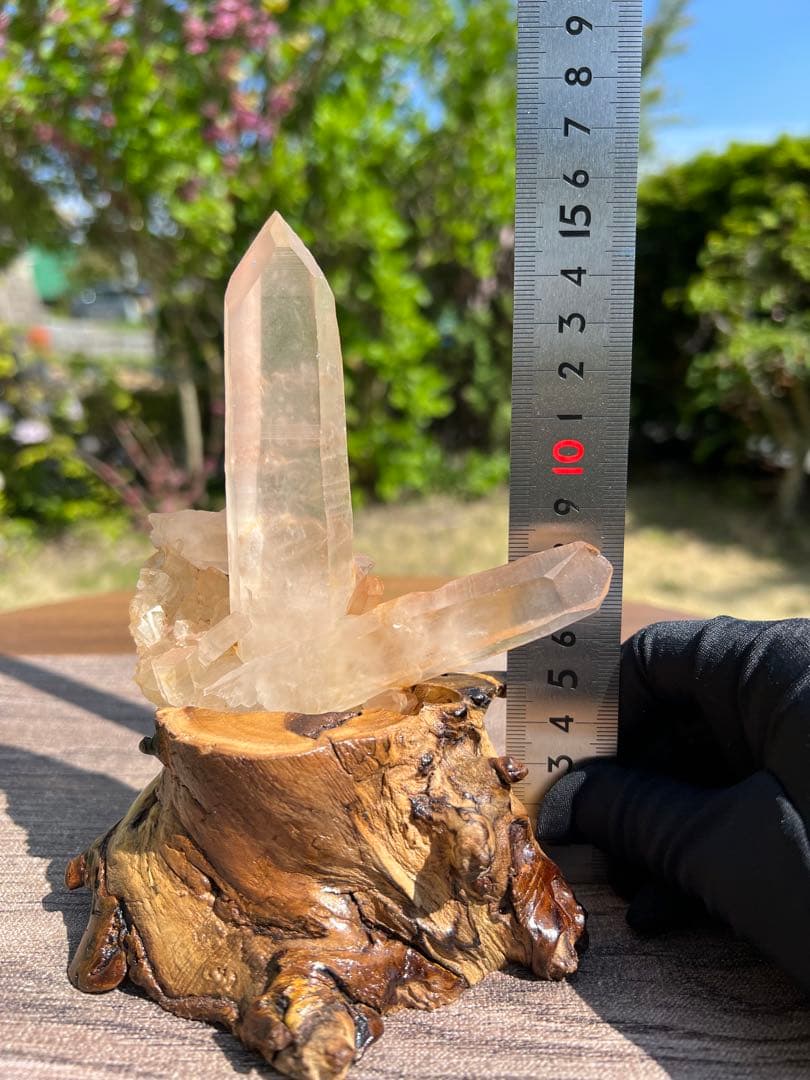 649 マダガスカル産ピンク水晶クラスター　台座付き