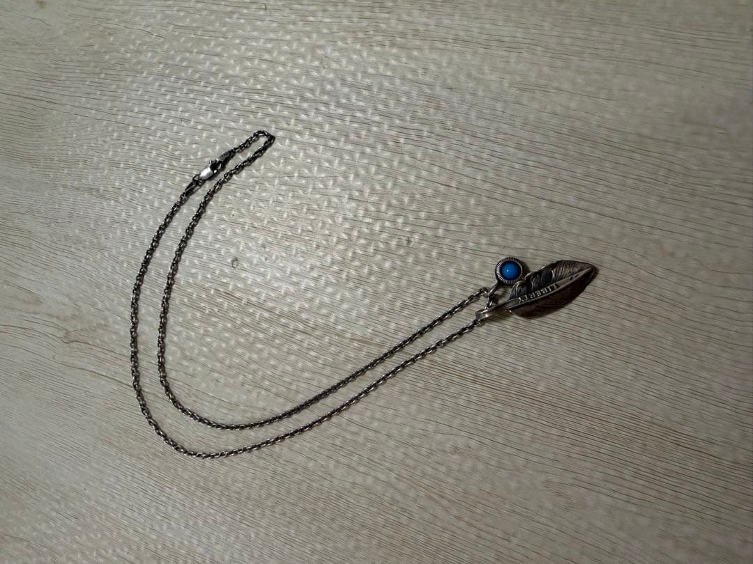 羽根モチーフ ネックレス 青い石付き