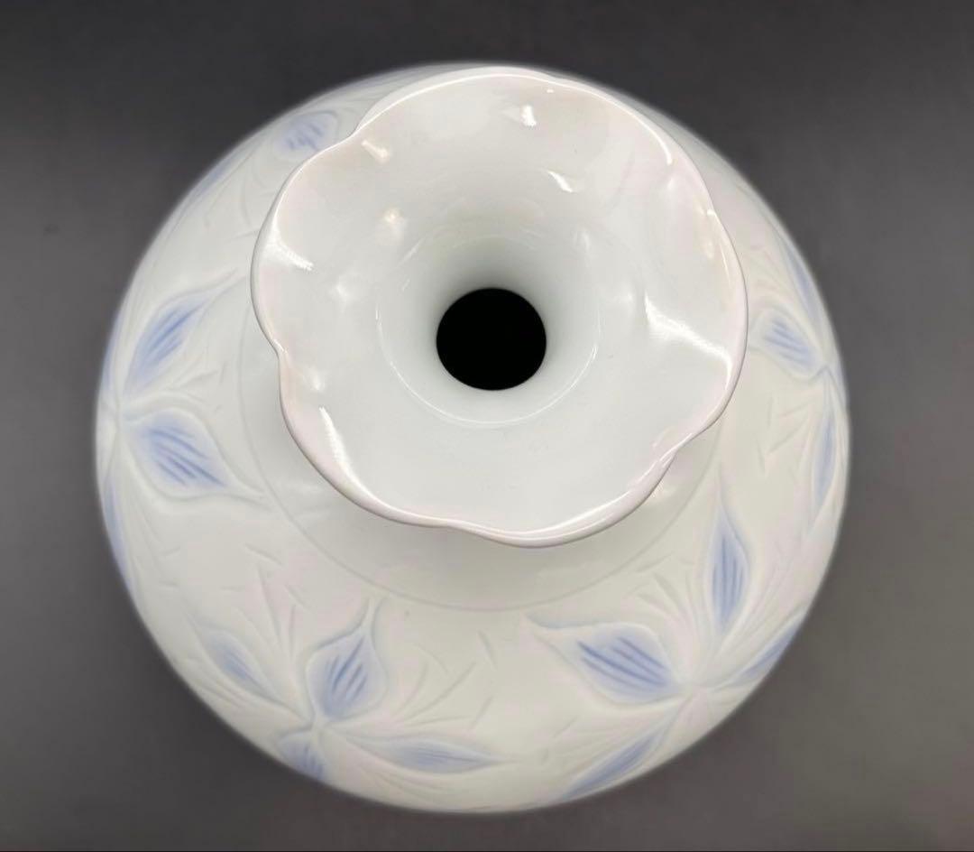 【希少】有田焼　藤井朱明 白磁 花瓶 陶芸日展作家　白磁彫花紋壷　レア