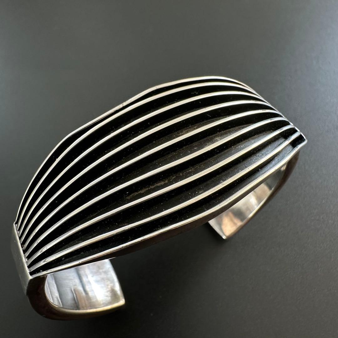 Navajo FRANCIS JONES ラウンドシェイブ バングル