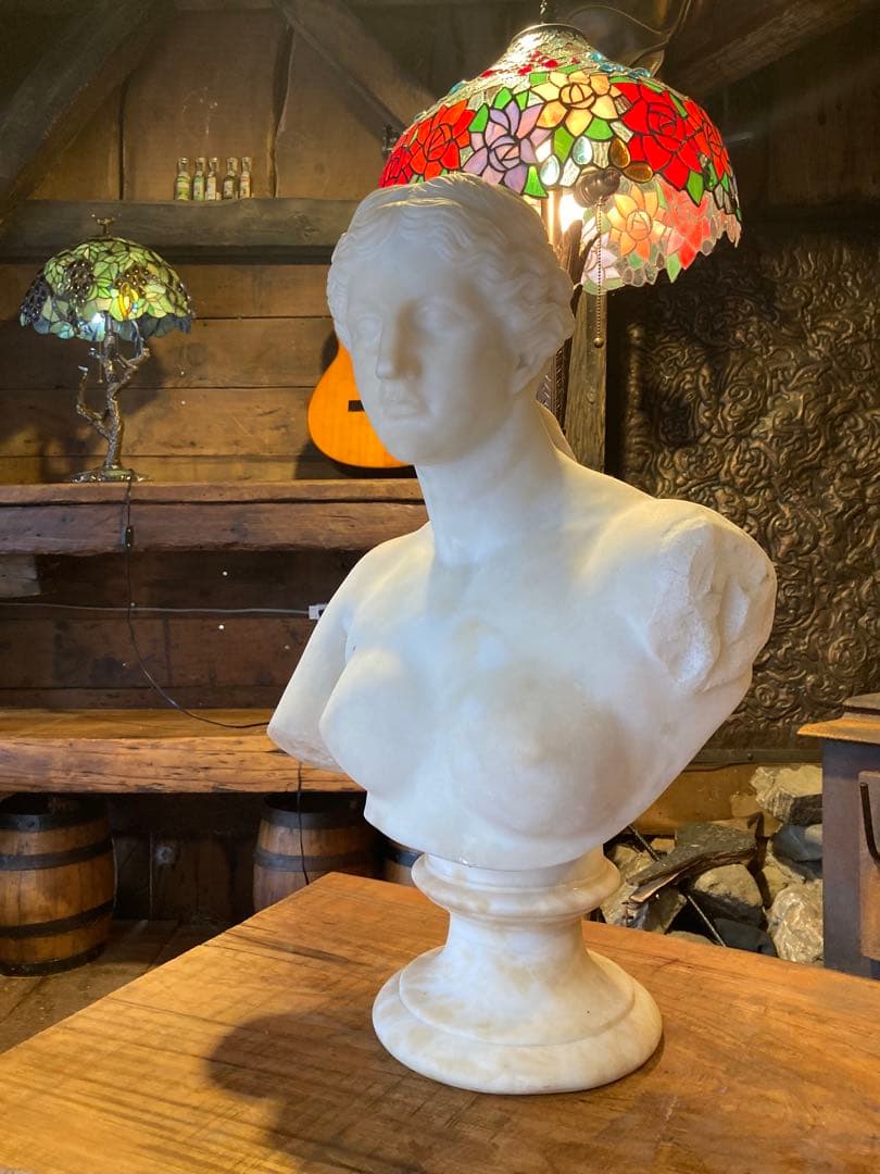 ビーナスの胸像　大理石像