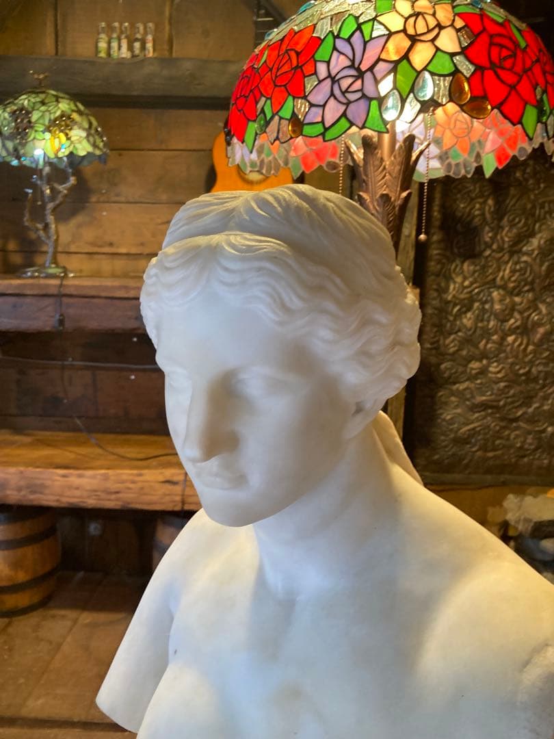 ビーナスの胸像　大理石像