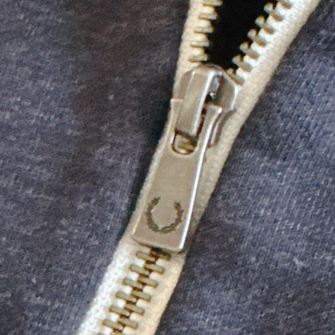 フレッドペリー フルジップパーカー 胸元ロゴ刺繍入り メンズLサイズ ネイビー