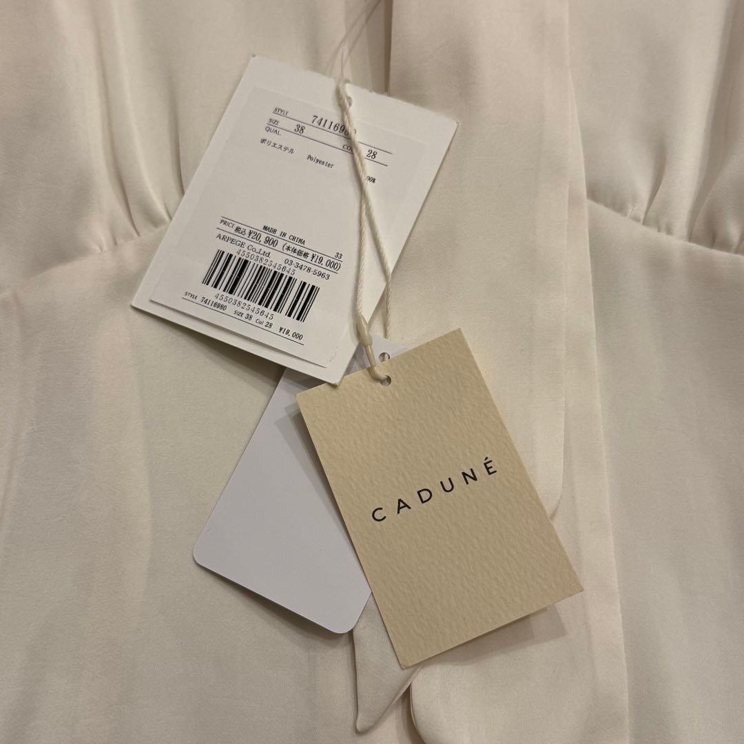 【新品未使用】CADUNE ≪神崎恵さんコラボ≫サテンボウタイブラウス