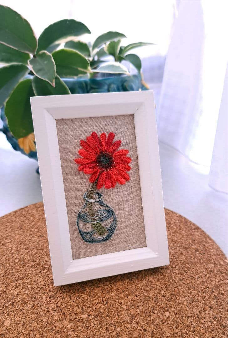 【専用】ハンドメイド　刺繍ブローチ