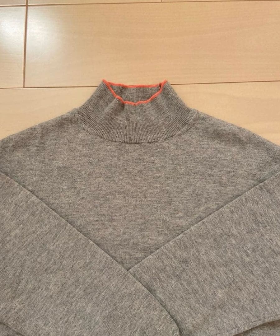 北欧暮らしの道具店 ときめきを、ひとさじ」差し色ラインのハイネックニット