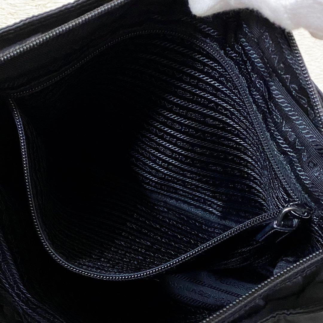 近代モデル【美品】プラダ メッセンジャーバッグ トライアングルロゴ