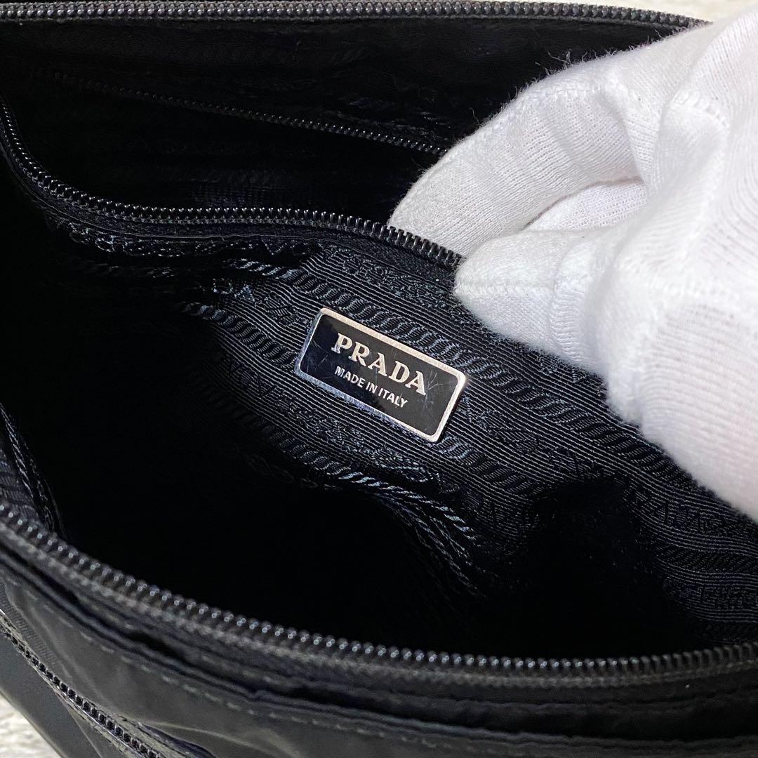 近代モデル【美品】プラダ メッセンジャーバッグ トライアングルロゴ