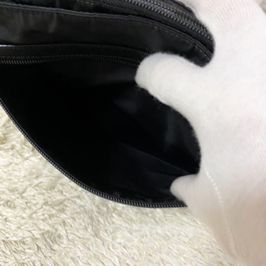 近代モデル【美品】プラダ メッセンジャーバッグ トライアングルロゴ