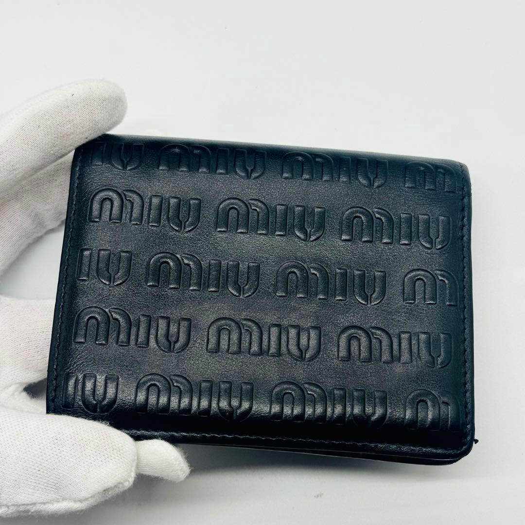 現行品✨ミュウミュウ 二つ折り財布 エンボス ロゴ 総柄 レザー 黒