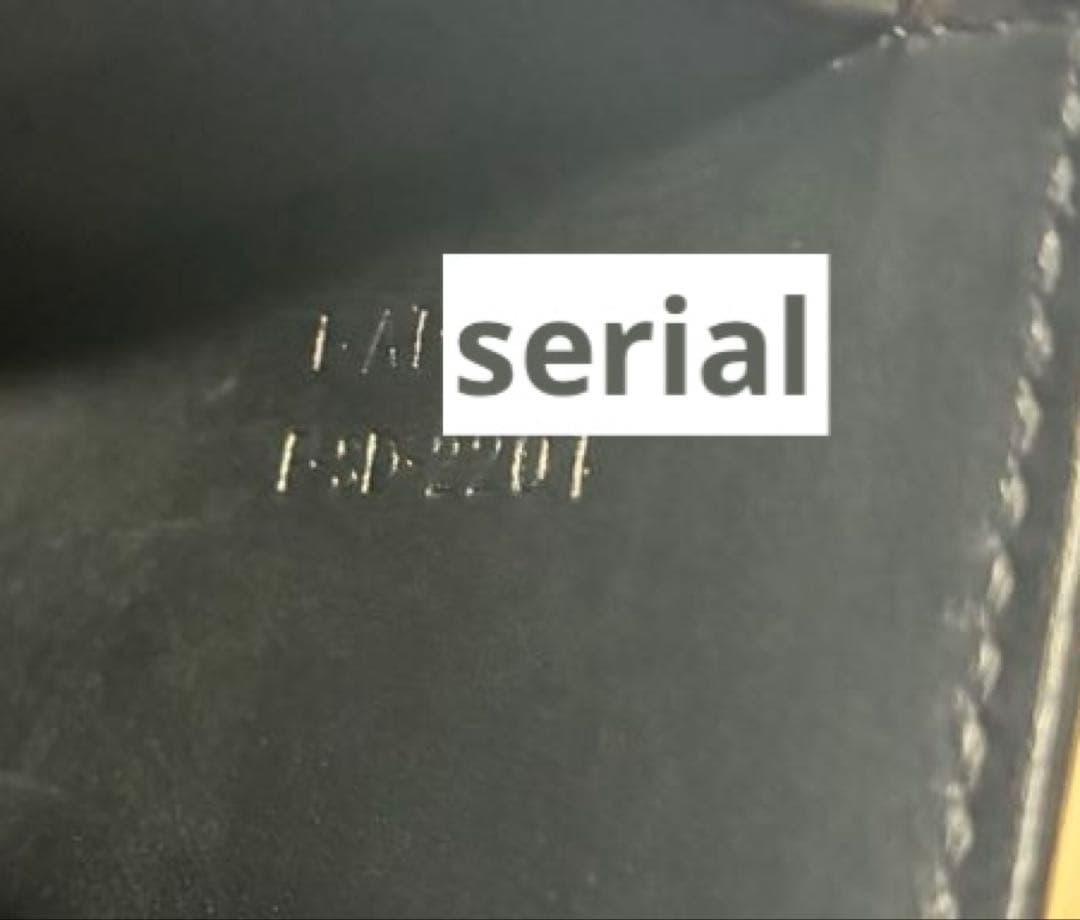 CELINE トリオンフ コンパクトフラップウォレット シャイニースムーススキン