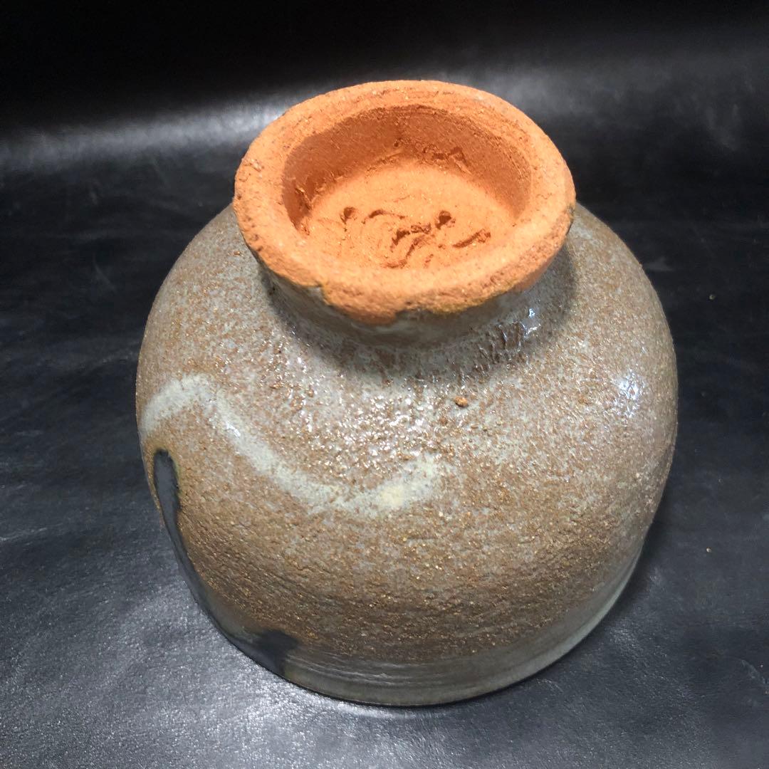 可憐な古美術◾️蔵から高台の高い謎の字が書かれた抹茶茶碗が出てきました。茶道具