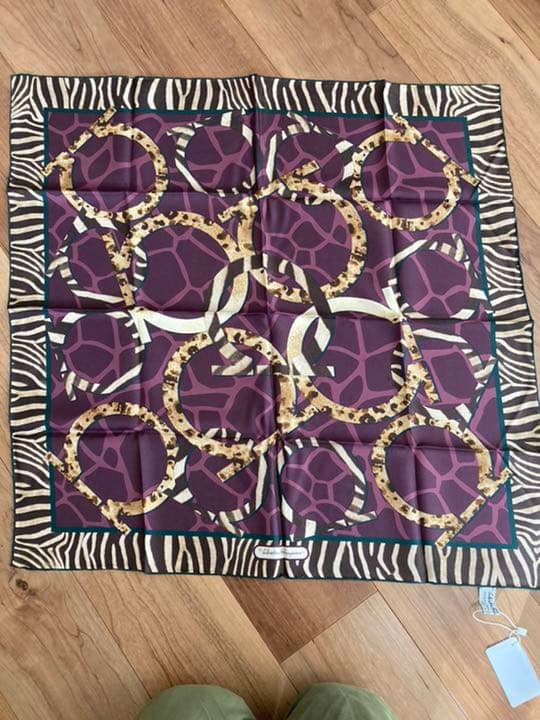 ジュンジュン　 サルバトーレフェラガモ　スカーフ