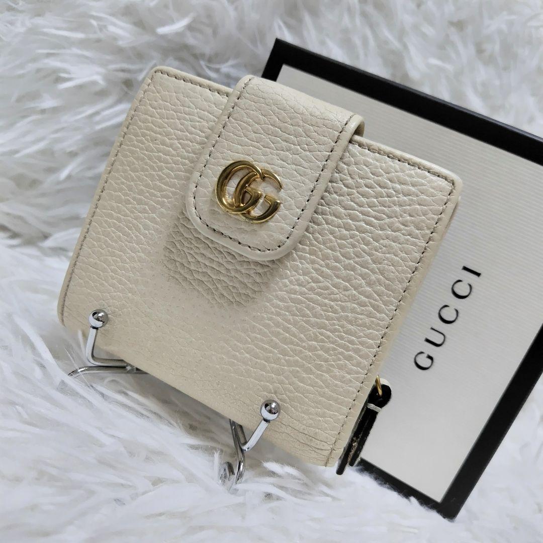 レア美品✨グッチ◇マーモントタブ二つ折り財布　シボ革ゴールド金具アイボリー