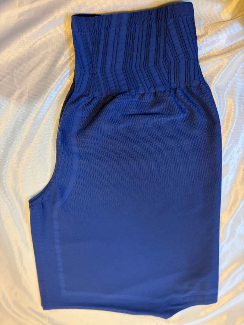 エイポックエイブル　青トップス