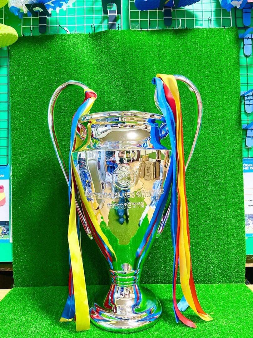 チャンピオンズリーグトロフィーの精巧なレプリカ、