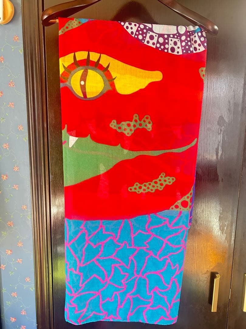 草間彌生 コラボ　スカーフ　ユニクロ　ワニ　月食