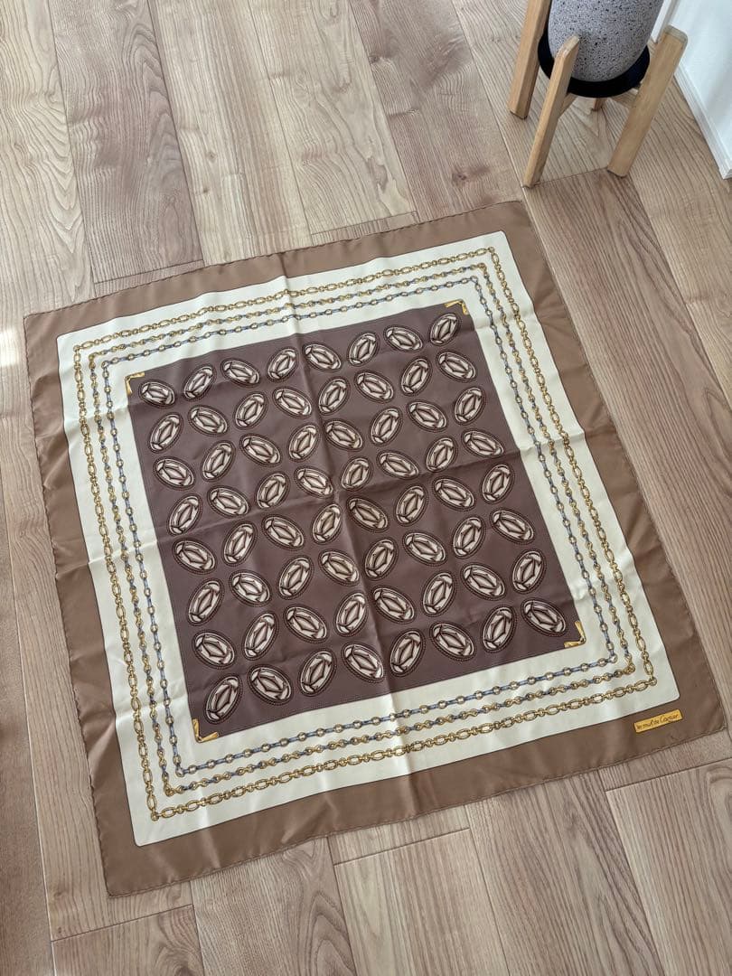 カルティエ Cartier 超大判 スカーフ ロゴ入り