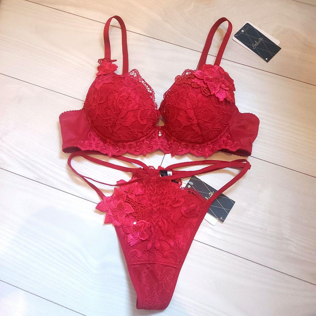 新作 サルート　27グループ　ブラジャーC70とTバックのセット