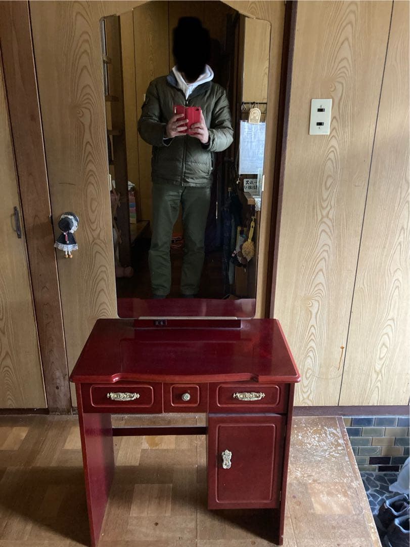 赤い木製ドレッサー・鏡台