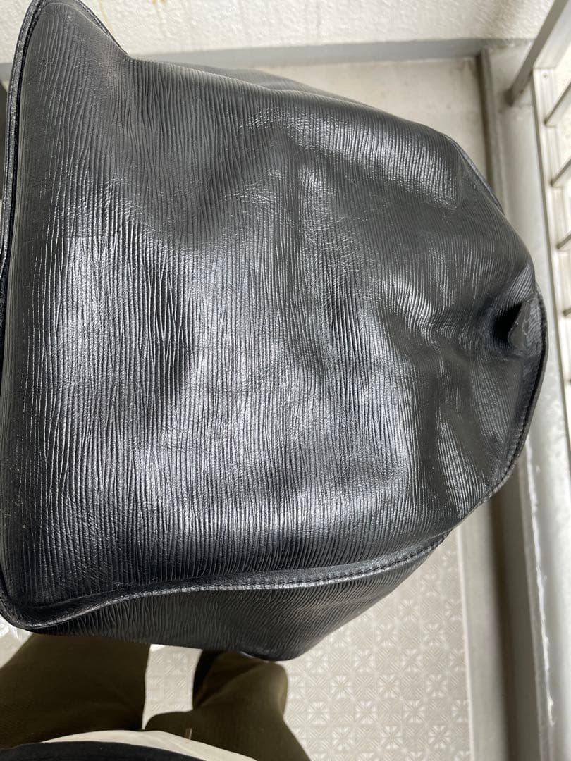 ルイヴィトン黒 KEEPALL レザー ボストンバッグ。