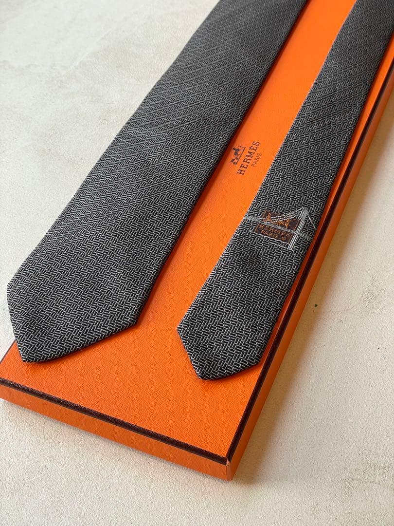 【極美品】HERMES 幾何学模様 シルク　ネクタイ　ブラック　ホワイト