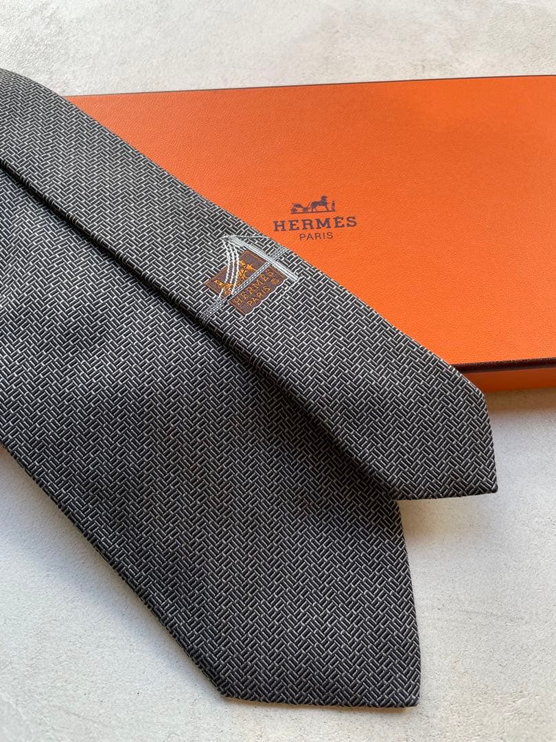 【極美品】HERMES 幾何学模様 シルク　ネクタイ　ブラック　ホワイト