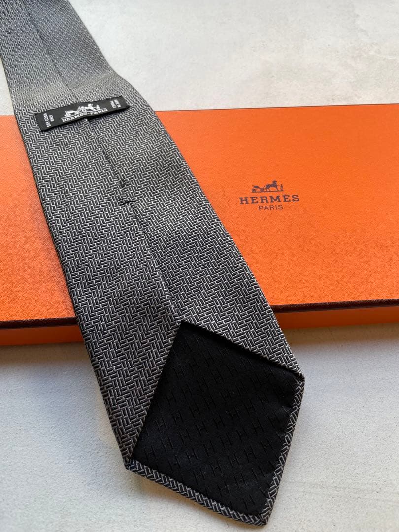 【極美品】HERMES 幾何学模様 シルク　ネクタイ　ブラック　ホワイト