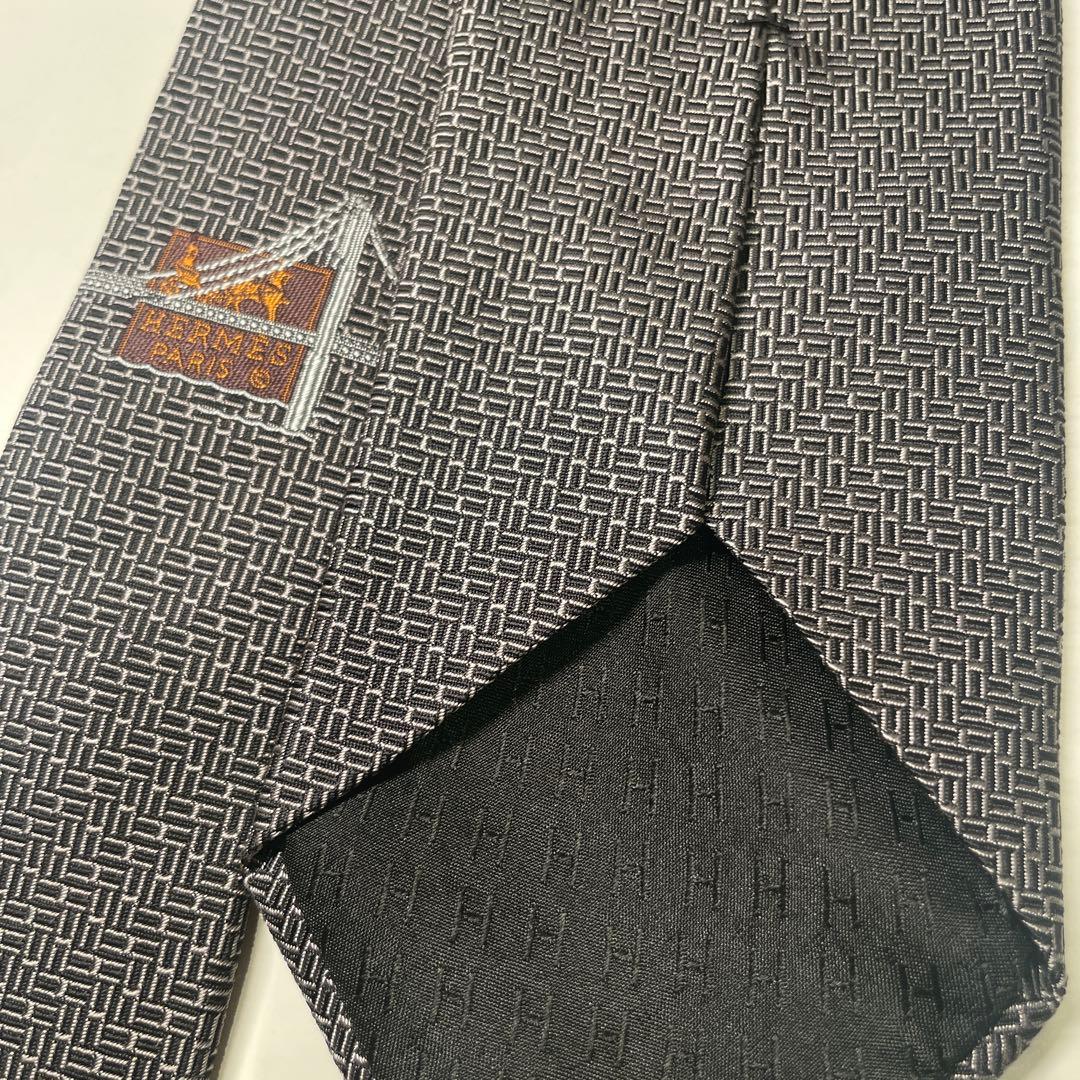 【極美品】HERMES 幾何学模様 シルク　ネクタイ　ブラック　ホワイト