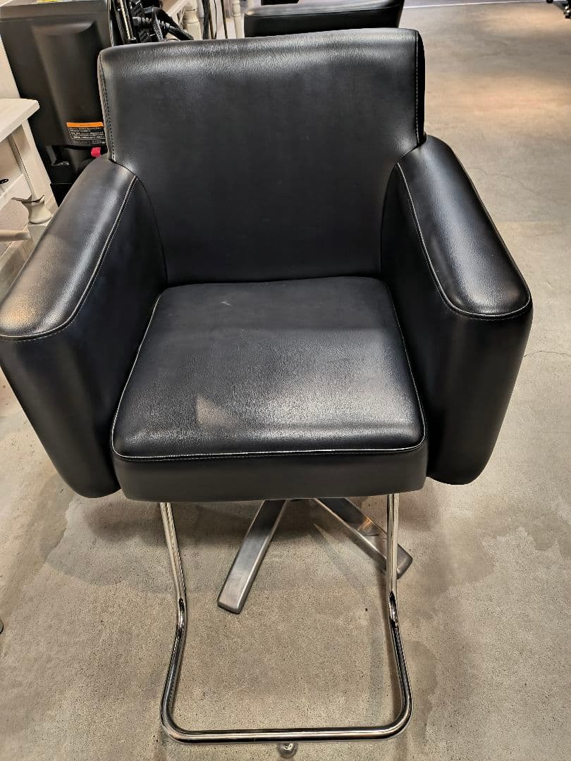 タカラベルモント　カット椅子　スタイリングチェア　カットイス　黒