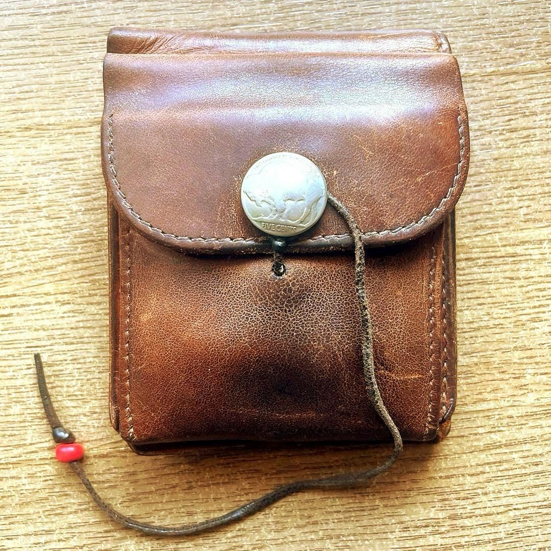 ゴローズ　二つ折り財布　コンチョ付き　goro's ウォレット　焦げ茶　赤ビーズ