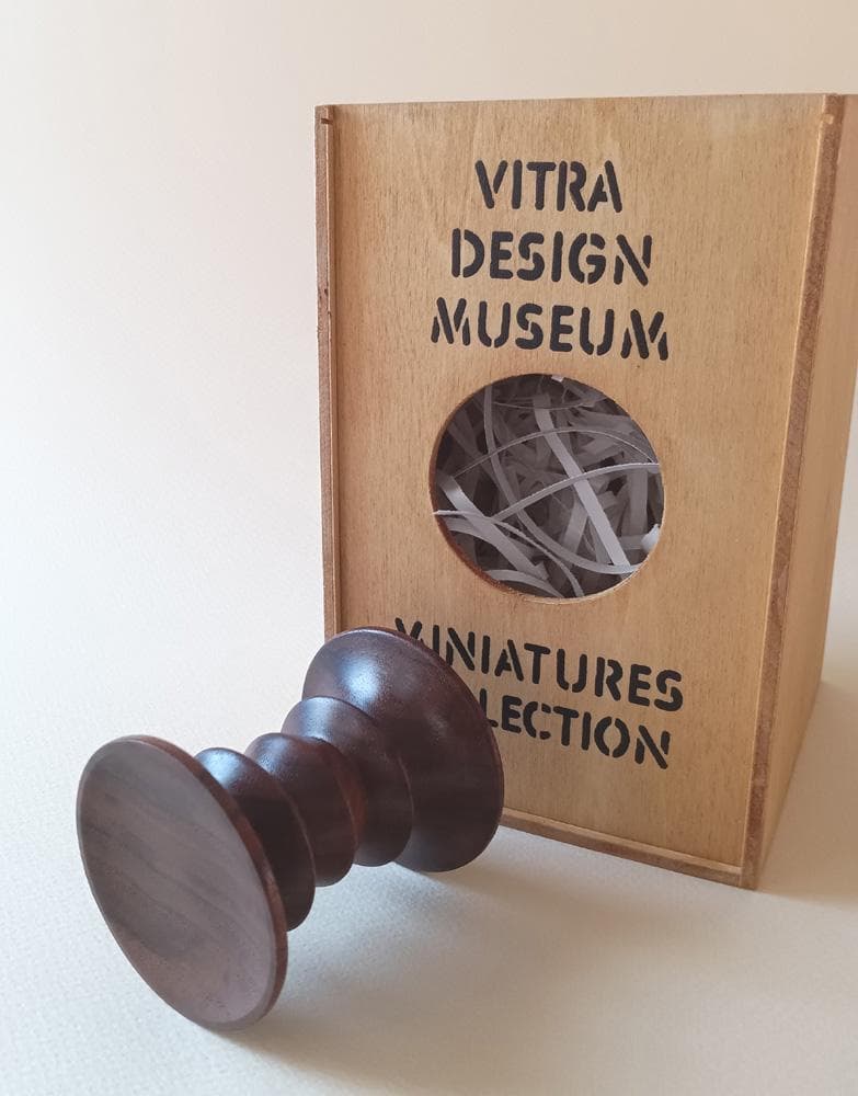 Vitra（ヴィトラ） ミニチュア ウォルナット スツール Modell A