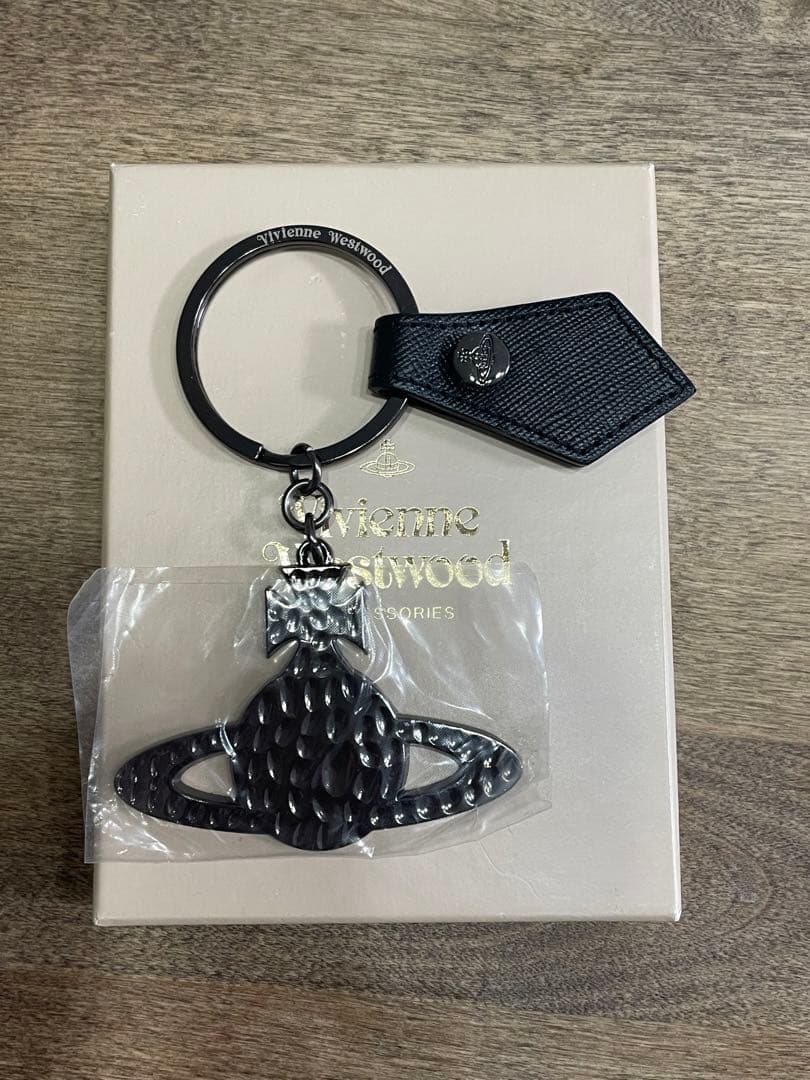 新品　箱ありVIVIENNE WESTWOOD 黒キーホルダー