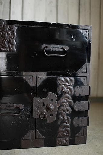 綺麗な打ち出し金具時代庄内箪笥　扉付き