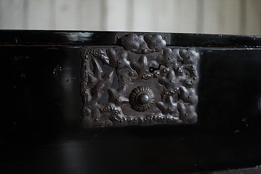 綺麗な打ち出し金具時代庄内箪笥　扉付き