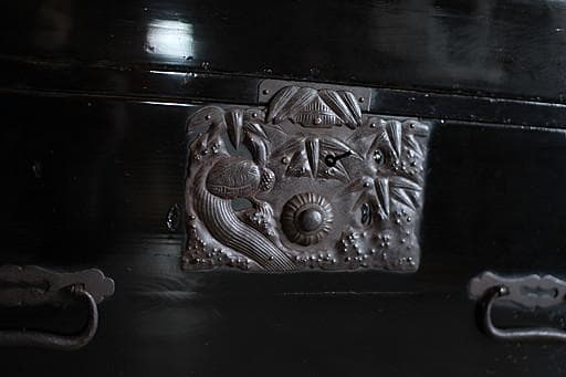 綺麗な打ち出し金具時代庄内箪笥　扉付き