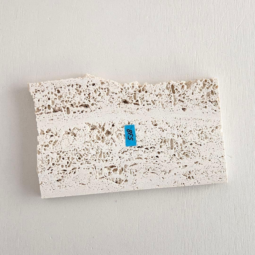 538ロマノトラバーチン（大理石端材プレート）