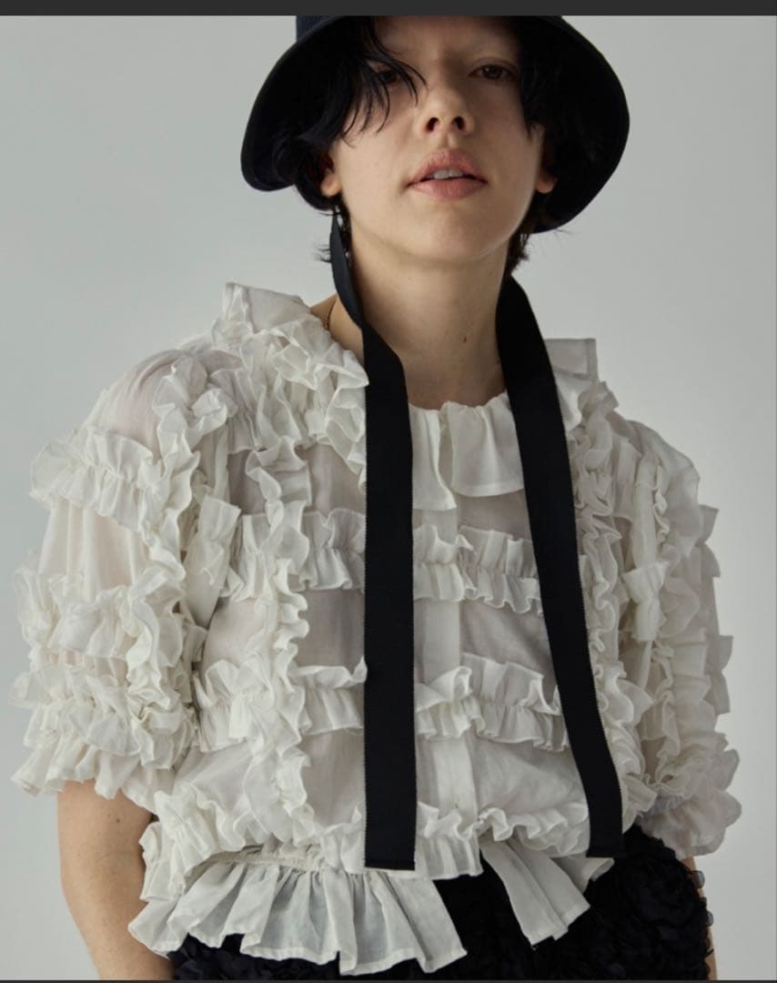 perna フリル付きホワイトブラウス