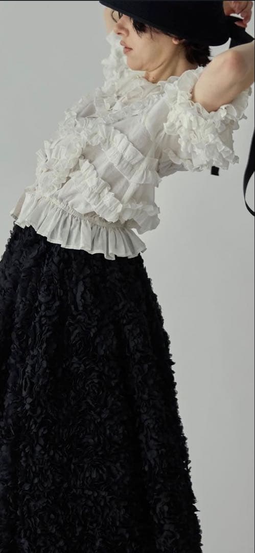 perna フリル付きホワイトブラウス