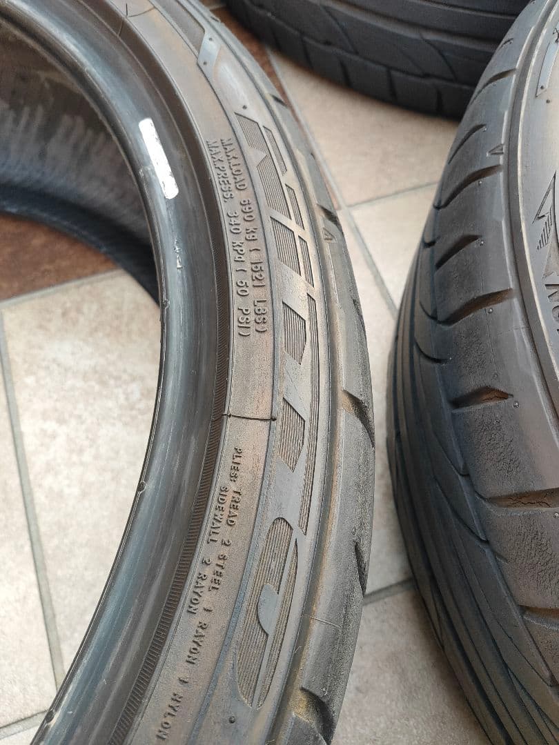 ① NITTO ニットー NT555 245/35R20 2本