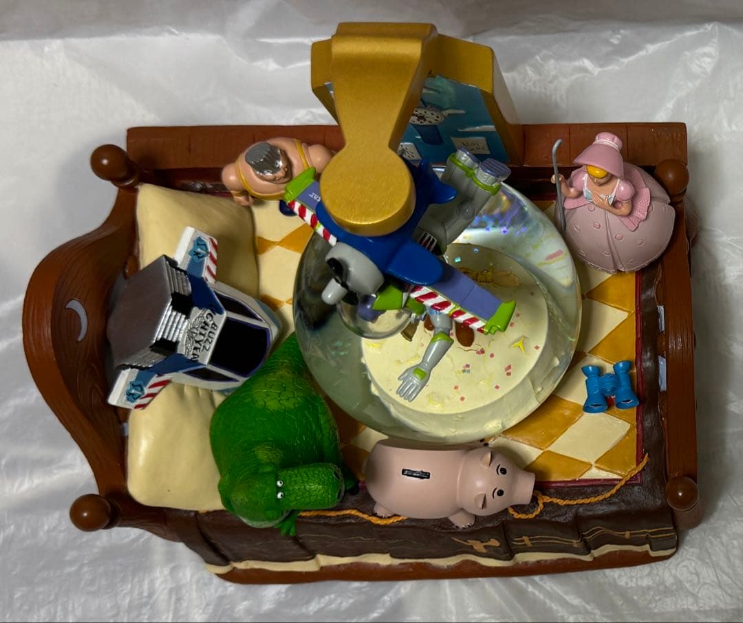 トイストーリー ベッド型 オルゴール付きスノーグローブ