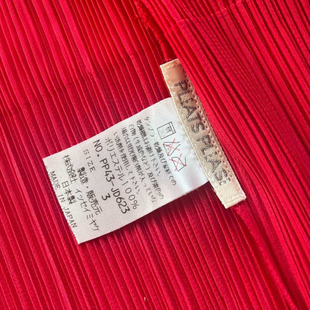 レッド プリーツデザイン 長袖トップス