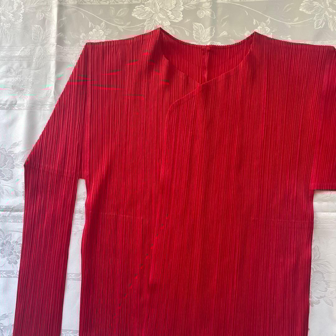 レッド プリーツデザイン 長袖トップス