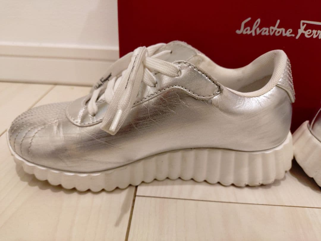 ★週末限定★ 美品★Salvatore Ferragamo シルバー スニーカー