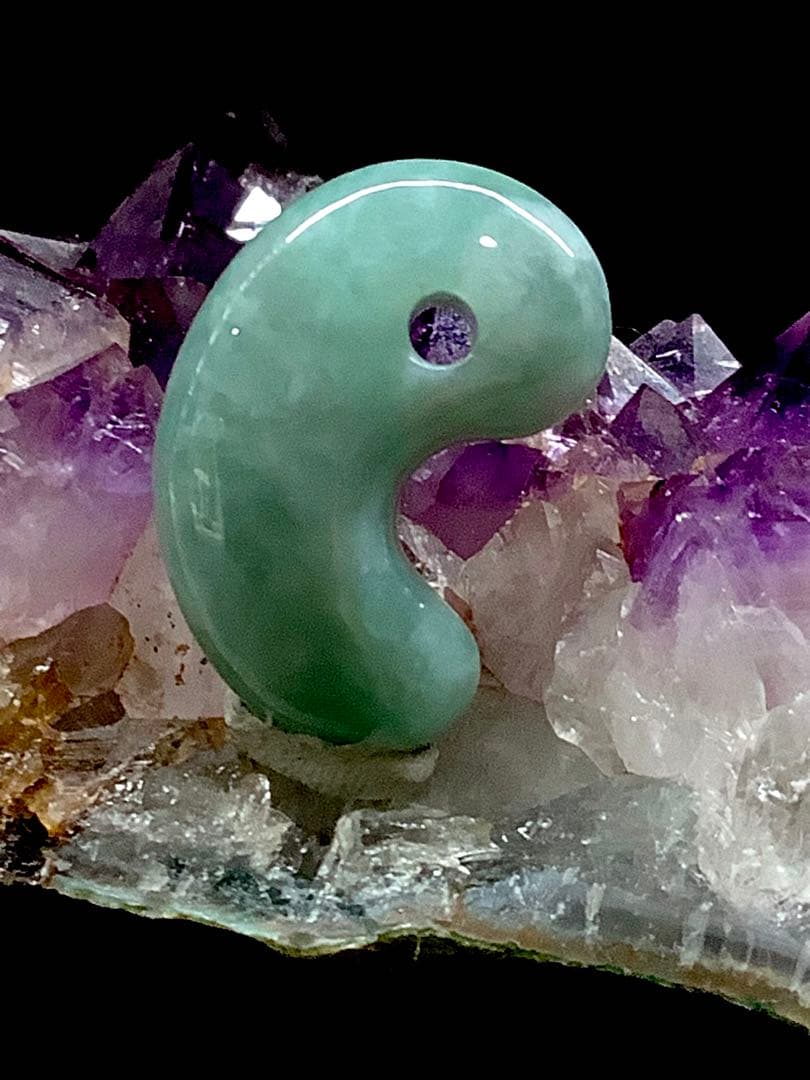 白緑バランス良好美麗‼️ 専門店40~53万円の品質　糸魚川翡翠勾玉　鑑別書付本‼️